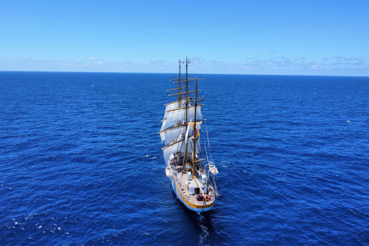 Imagini spectaculoase din voiajul navei‑școală „Mircea”, plecată într-o călătorie oceanică demnă de „Toate pânzele sus” – FOTO