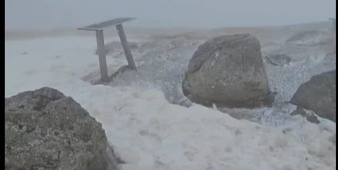 Iarnă în toată regula în masivele montane, cu două zile înainte de începutul verii. Strat consistent de zăpadă în Bucegi - VIDEO