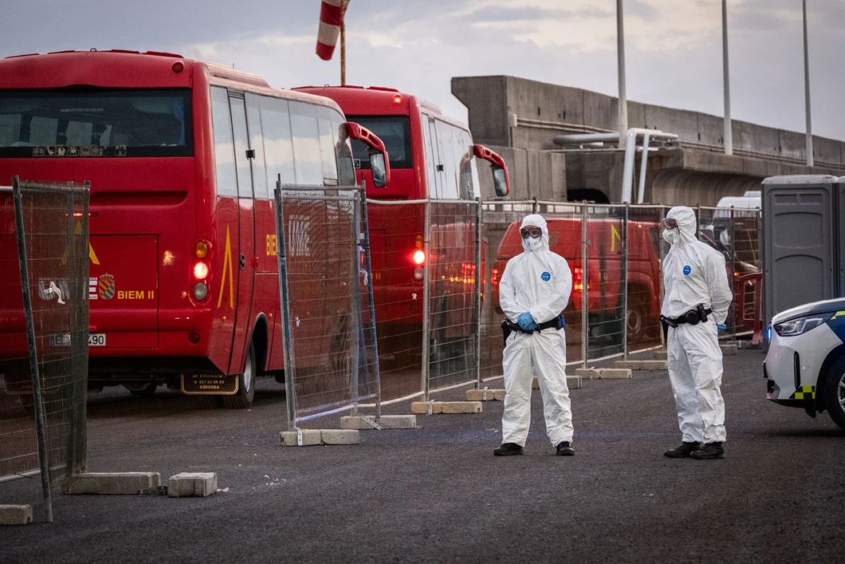 Alertă sanitară în Tenerife: A început evacuarea pasagerilor de pe navă cu focar de HANTAVIRUS mortal  - VIDEO