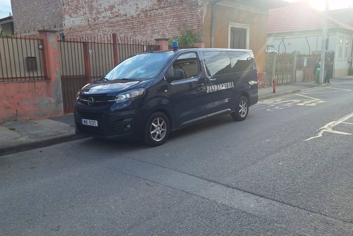 Percheziții într-un dosar de proxenetism la Drobeta-Turnu Severin: 12 persoane, duse la audieri