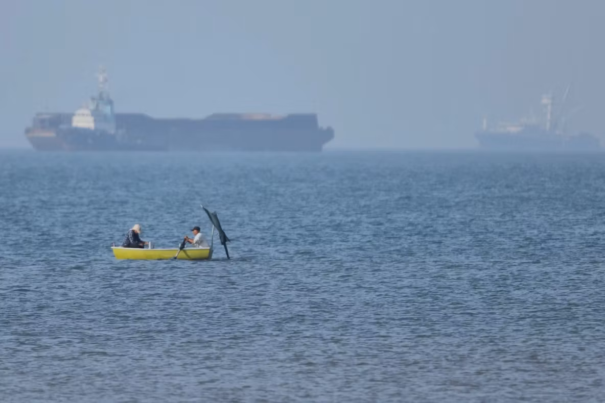 Iranul susține că a lansat rachete asupra navelor americane. Două cargouri au trecut Strâmtoarea Ormuz, anunță SUA