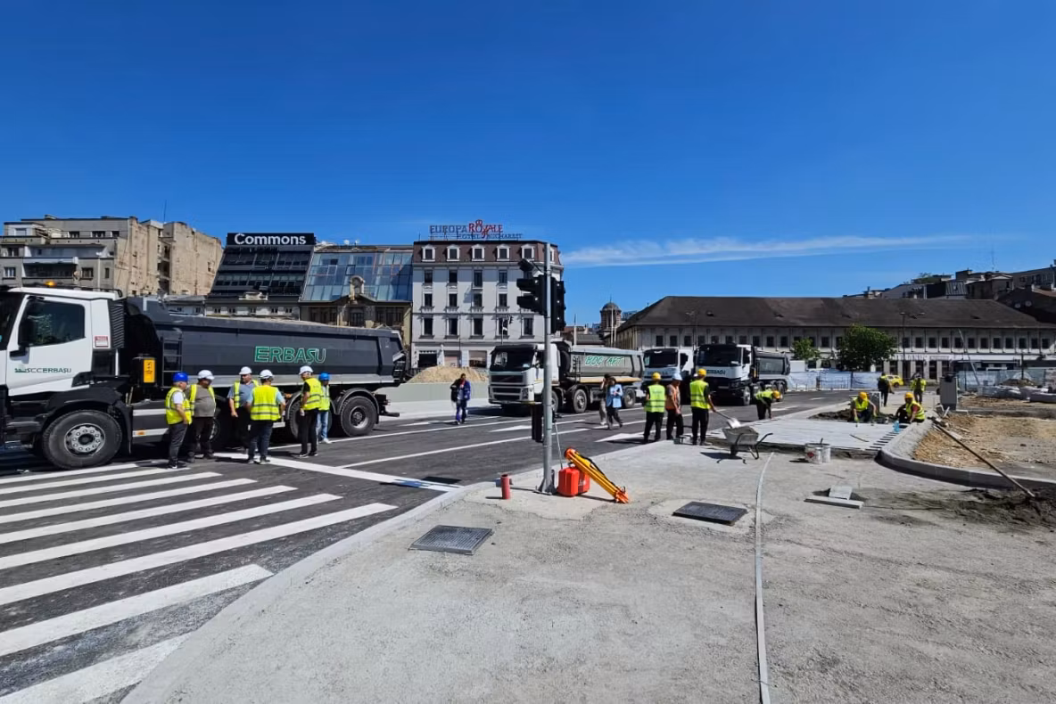 Prima etapă de refacere a Planșeului Unirii, din zona Hanului lui Manuc, s-a încheiat. În zilele următoare, se reia circulația dinspre strada Halelor spre Splaiul Independenței.