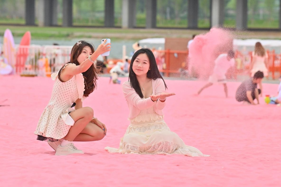 Atracție inedită în China: o plajă cu nisip roz a devenit virală. Este locul ideal pentru fotografii! 