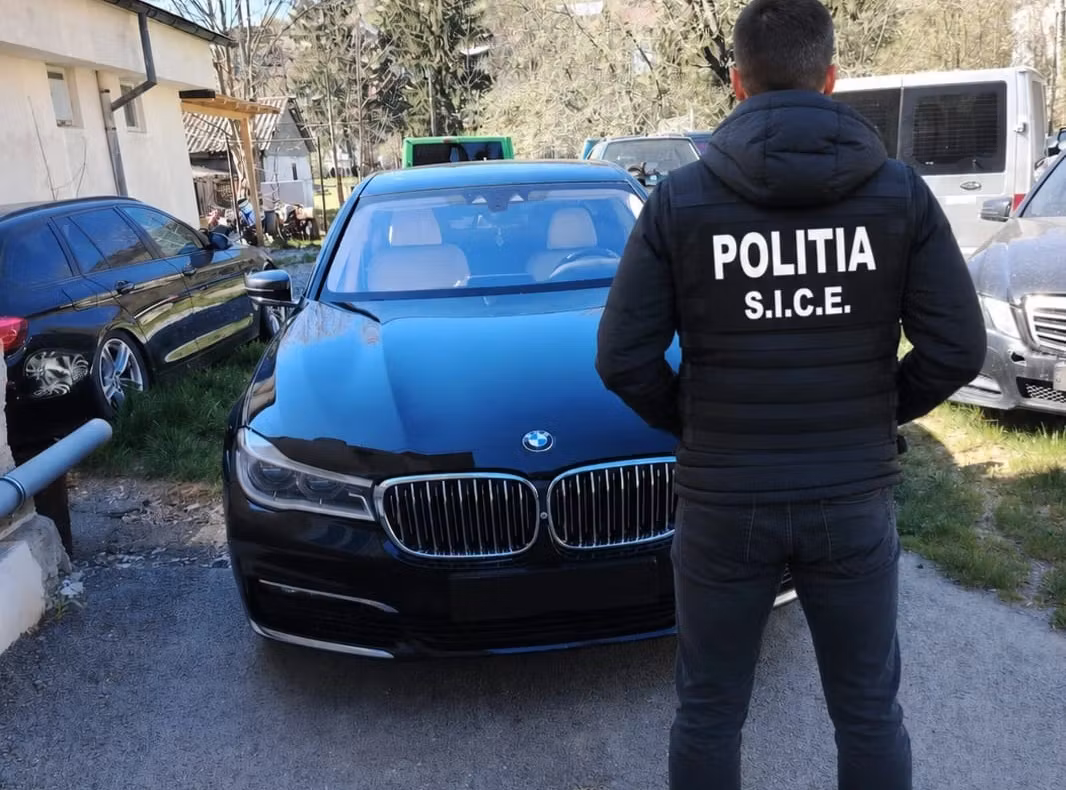 Captură de peste 700.000 de lei în județul Suceava: parfumuri și haine contrafăcute descoperite într-un autoturism de lux FOTO