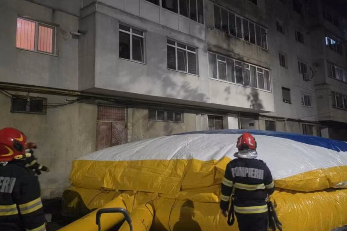 Incident grav în Brăila. Un bărbat amenință că se aruncă de la etajul 4, autoritățile intervin de urgență