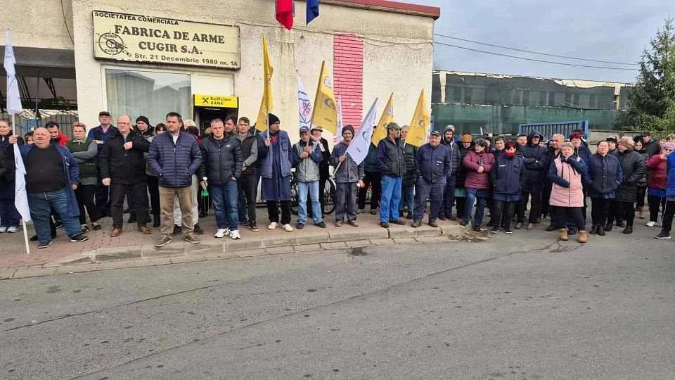 Greva generală la Fabrica de Armament din Cugir. Angajații nu mai acceptă salariile de mizerie