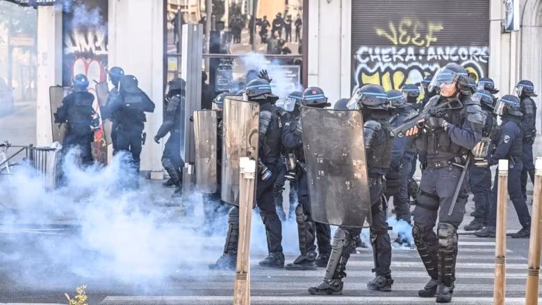 Proteste violente în Franța: peste 150.000 de oameni vor salarii mai mari și cer demisia Guvernului - VIDEO