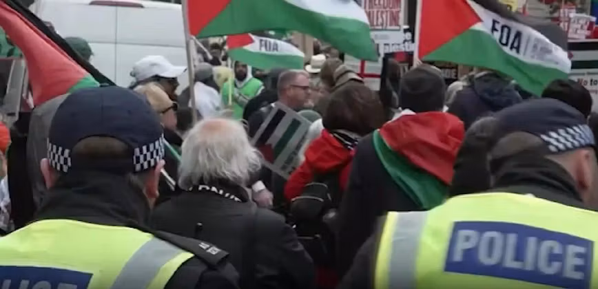 Protest masiv, zeci de mii de oameni pe străzi în Marea Britanie