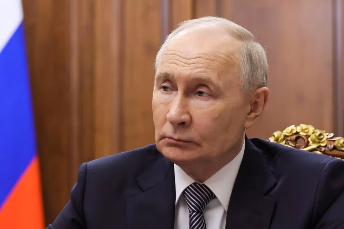 Moment stânjenitor la Kremlin. Vladimir Putin și-a pierdut vocea în fața militarilor, iar imaginile au explodat pe internet
