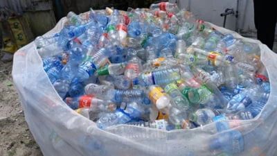 Record impresionant la reciclare. Un bărbat a returnat aproape 8.000 de sticle și doze și a stat 8 ore în fața aparatului