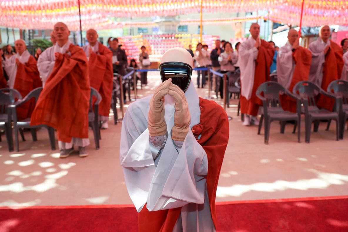 Primul robot budist și-a preluat atribuțiile. S-a rugat în templu și a participat la un ritual de purificare