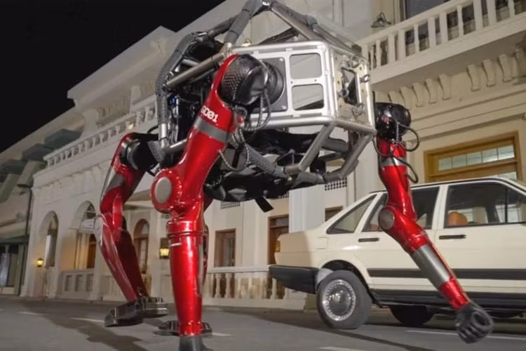 Chinezii au construit robotul uriaș din filmele SF. Dărâmă ziduri, se transformă din mers și poate fi pilotat de un om din interior