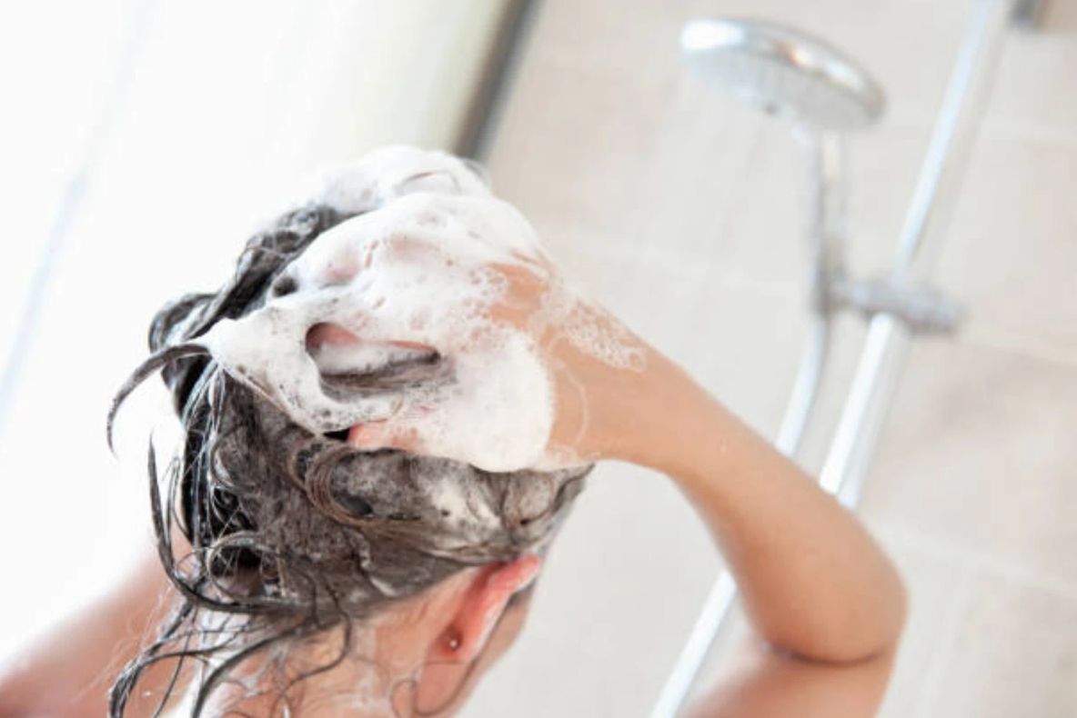 Ce trebuie să pui în șampon ca să oprești căderea părului. Remediul natural care face minuni