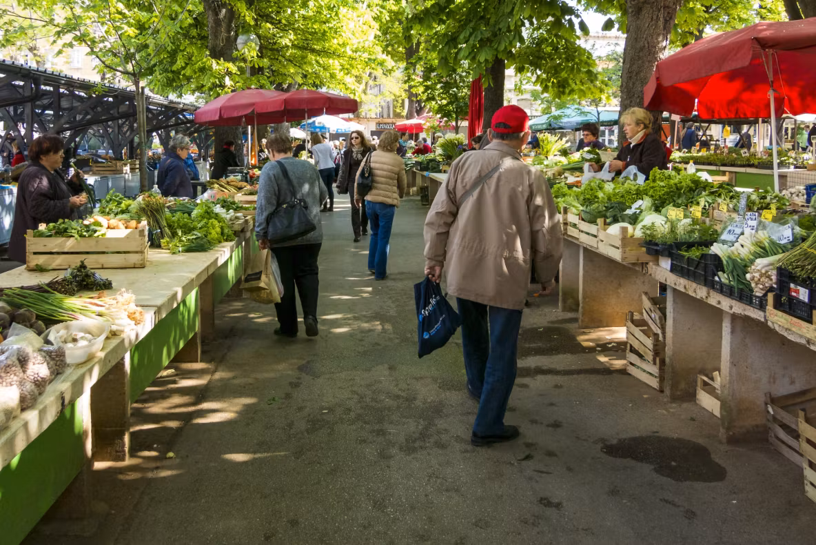 Luna iunie aduce cele mai mari scumpiri din istorie. Plafonarea adaosului la alimentele de bază expiră