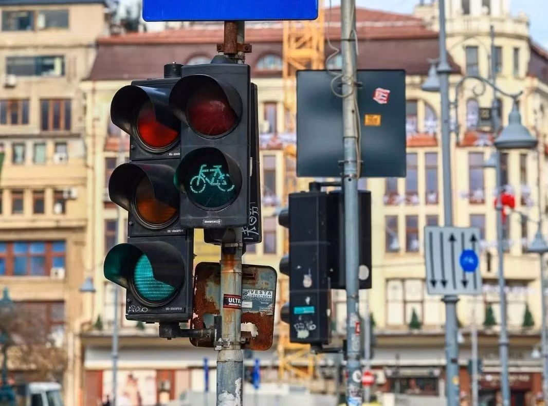 Primăria București pregătește un sistem care „gândește” singur traficul. Semafoarele se dotează cu inteligență artificială. 