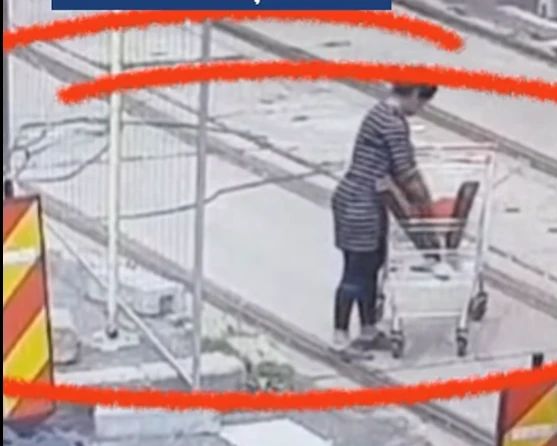 Scene de comedie pe un bulevard din București. O femeie a încercat să plece cu șine de tramvai într-un cărucior de supermarket - VIDEO