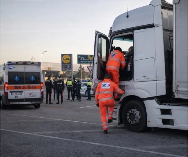Șofer român, mort  în cabina TIR-ului, în Italia. Colegii l-au găsit fără suflare 