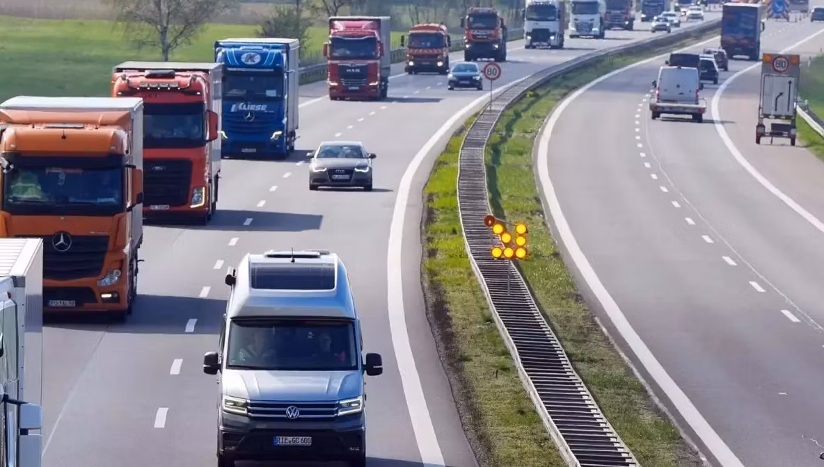 Șofer român de TIR, prins în lenjerie intimă și băut la volan pe contrasens, în Austria. Ce i-au făcut polițiștii
