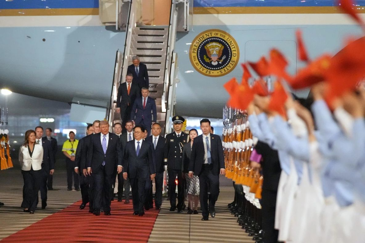 Donald Trump, primit cu mare fast în China. Sute de copii i-au urat bun-venit - VIDEO