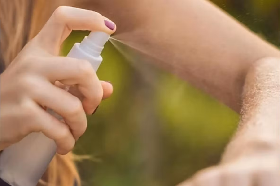 Spray-ul care alungă țânțarii ca prin magie. Îl poți prepara chiar la tine acasă