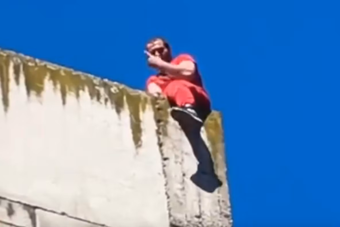 Un tânăr de 21 de ani a căzut de pe un bloc dezafectat din Deva, după ce a amenințat că se sinucide. Negociatorii au intervenit o oră