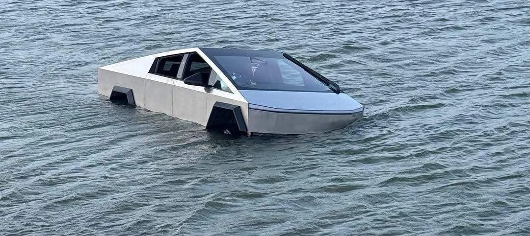 Experiment periculos: un șofer și-a băgat intenționat Tesla într-un lac pentru a testa dacă „plutește”