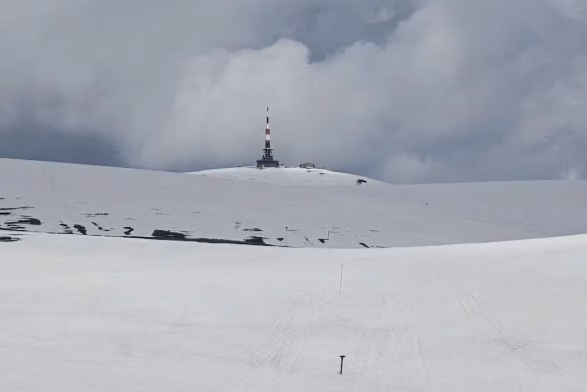 Traseele montane de altitudine din Masivul Bucegi rămân închise. Stratul de zăpadă pe Vârful Omu depășește 1,5 metri 