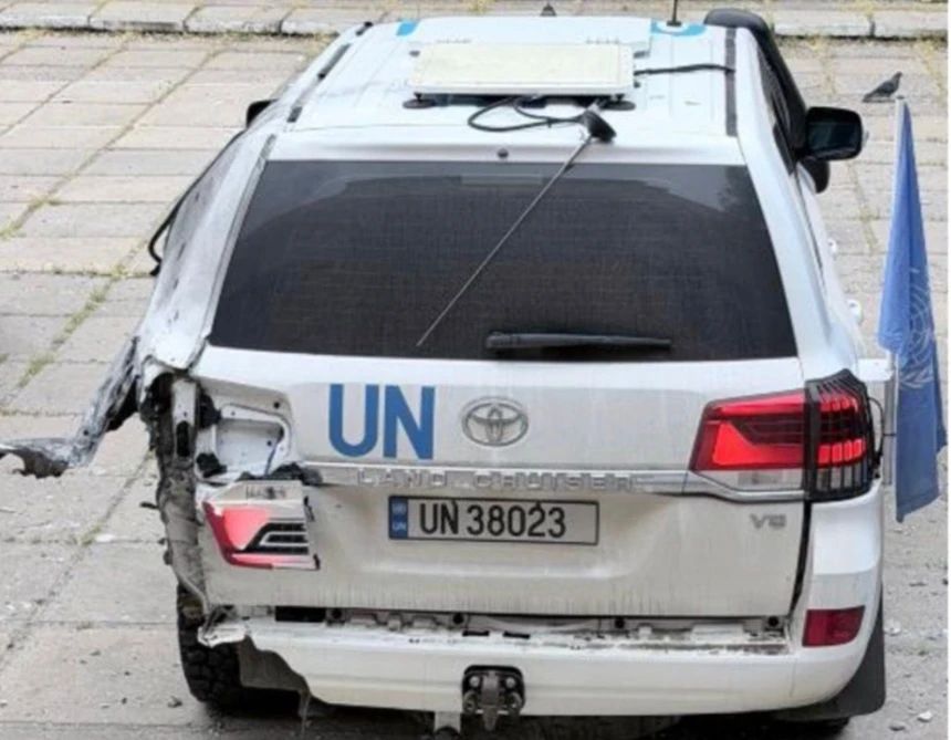 Volodimir Zelenski acuză Rusia că a atacat un vehicul ONU în Herson. Mașina misiunii umanitare, grav avariată