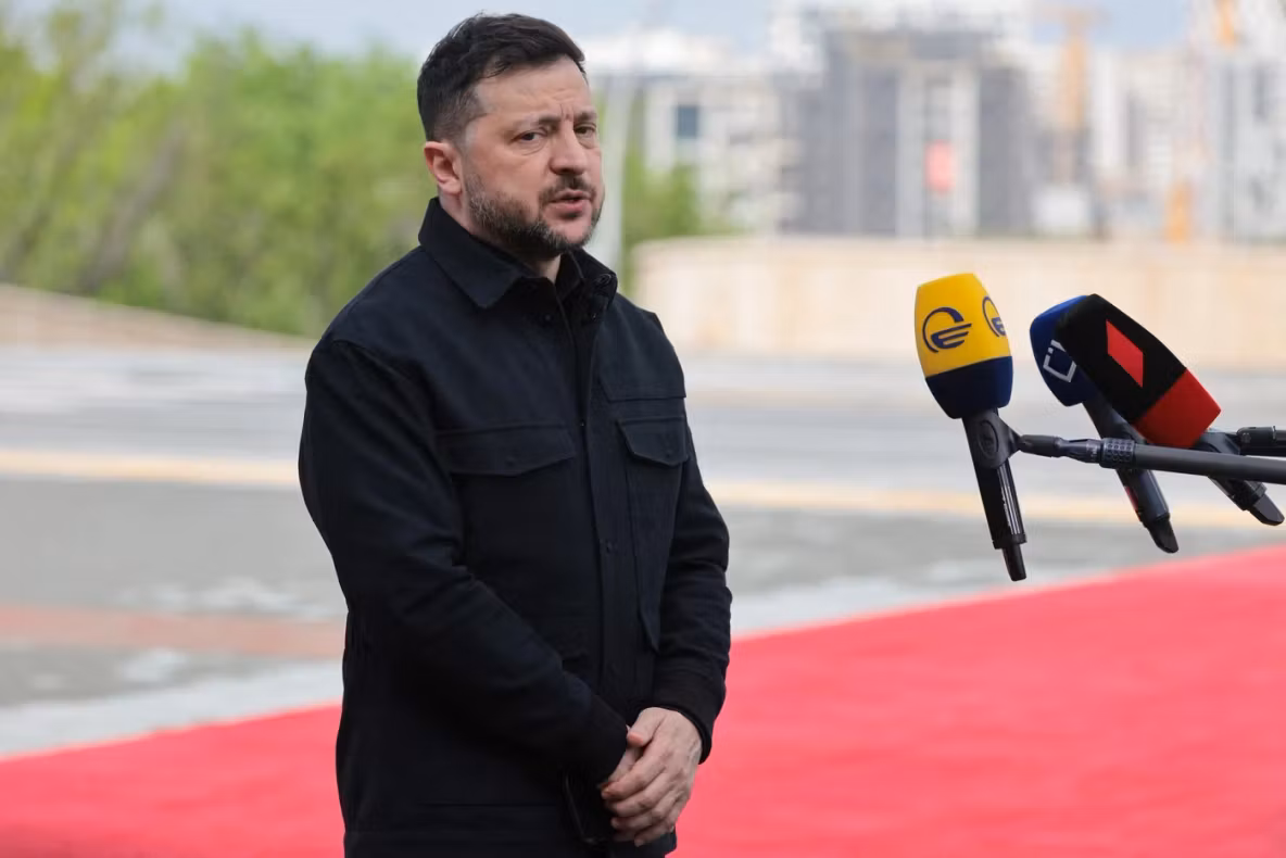 Zelenski anunță schimbarea de tactică: Ucraina lovește tot mai des cu drone de rază medie
