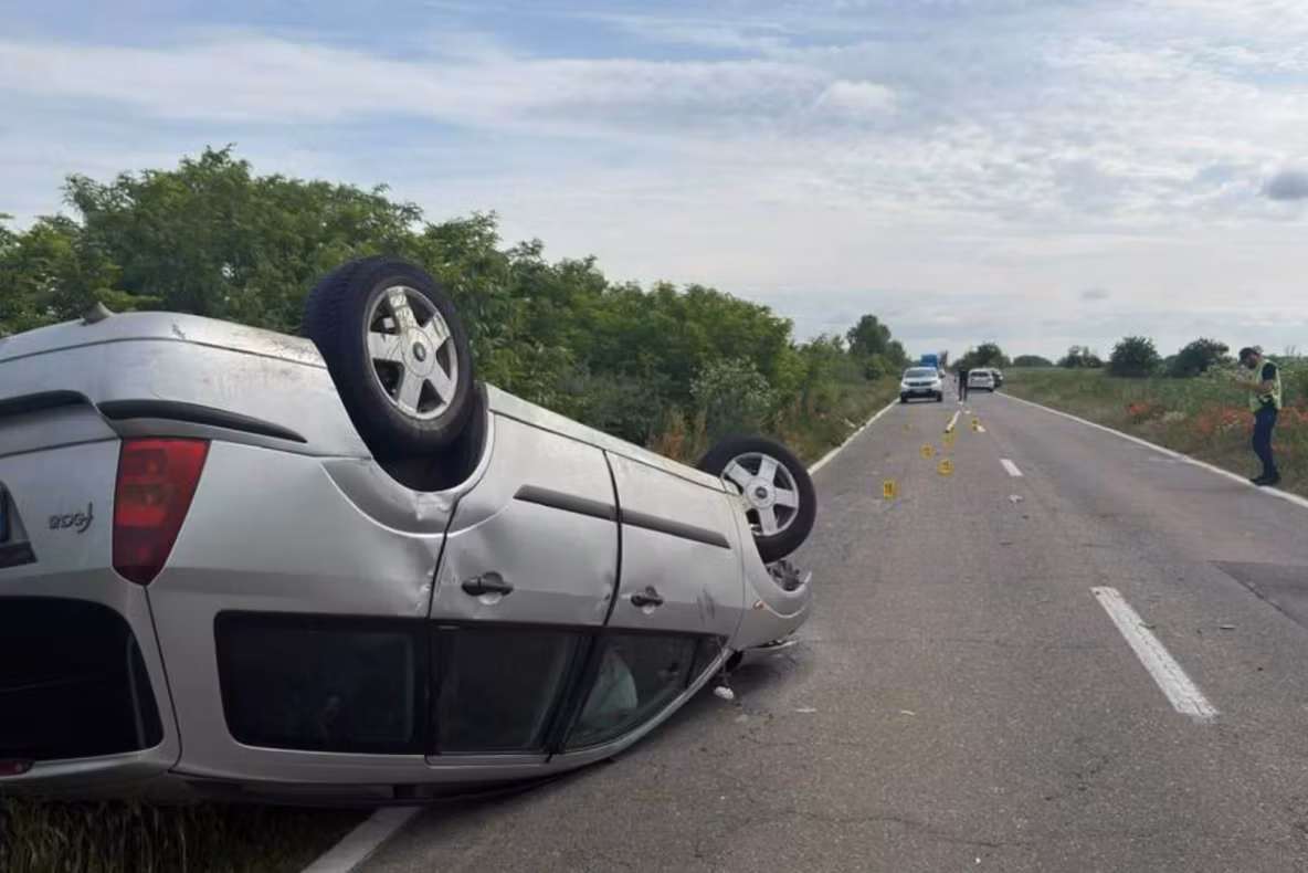 Accident grav între o maşină şi o căruţă, în Timiş. Două femei și un bărbat au fost răniți, iar calul a murit