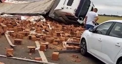 TIR cu cărămizi răsturnat peste o mașină, pe centura Timișoarei: un bărbat a murit, o femeie este în stare gravă - VIDEO