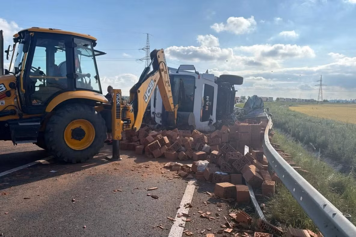 TIR cu cărămizi răsturnat peste o mașină, pe centura Timișoarei: un bărbat a murit, o femeie este în stare gravă - VIDEO