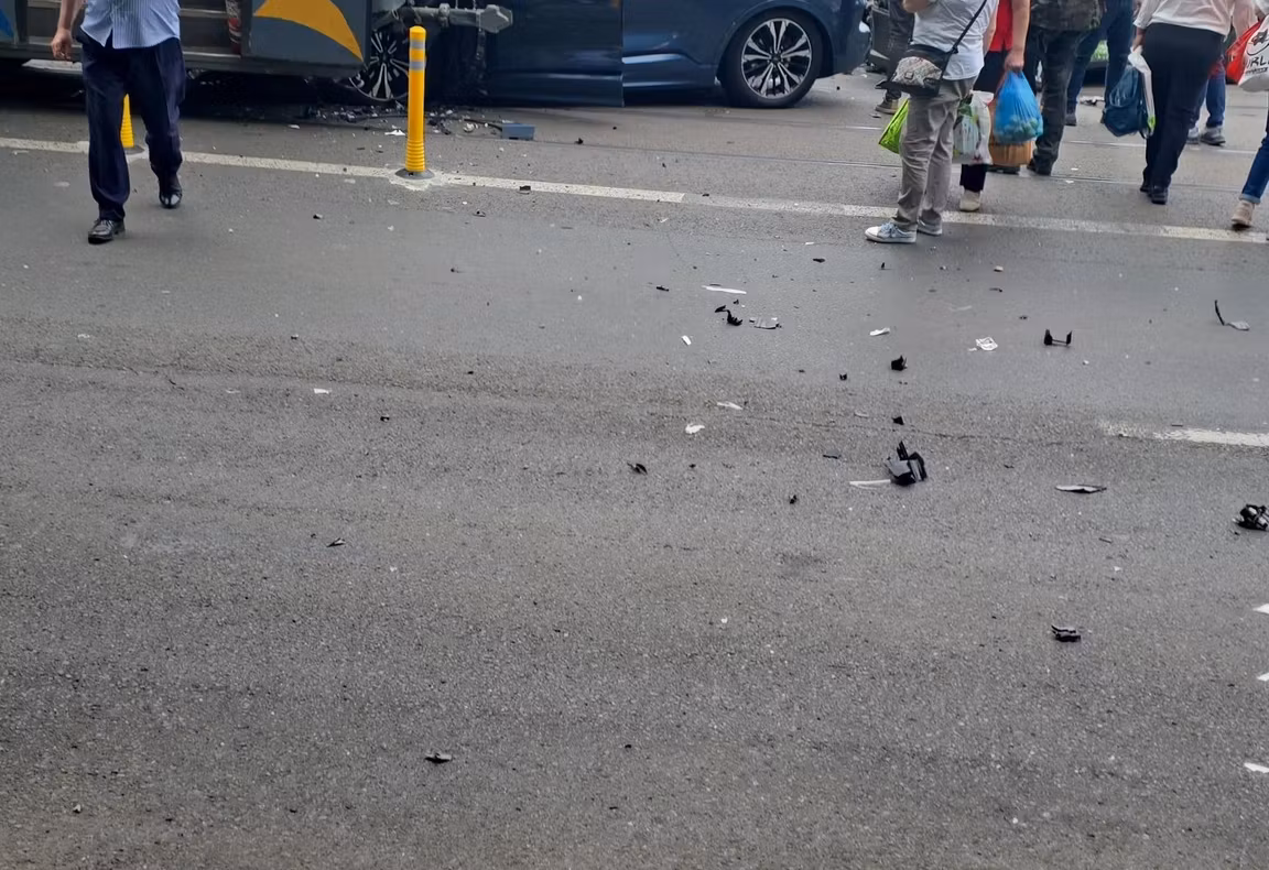 Accident rutier pe Bulevardul Barbu Văcărescu, în București. Coliziune între o mașină și un tramvai