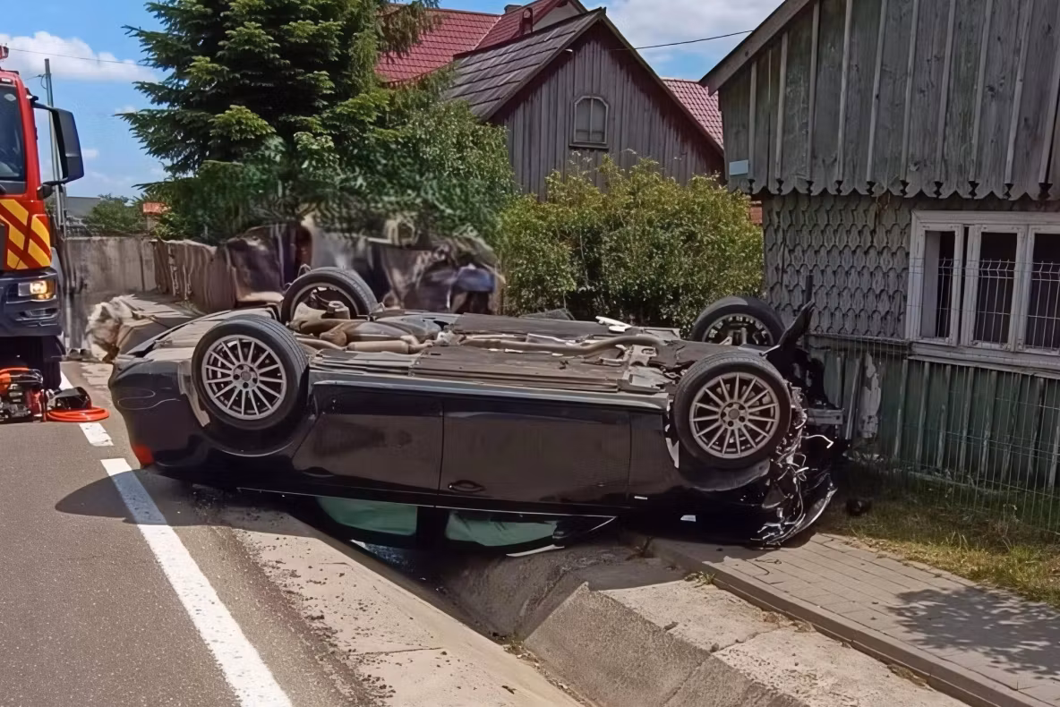 Accident spectaculos în Suceava. Un șofer de 76 de ani a ajuns cu mașina suspendată peste un șanț și în gardul unei locuințe