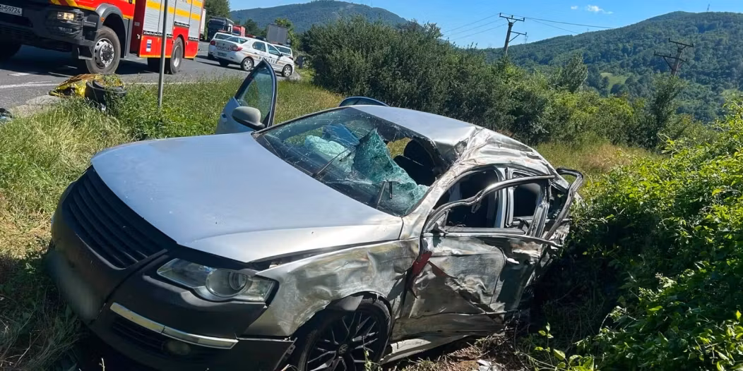 Accident grav în Caraș-Severin: o femeie de 24 de ani a murit după impactul dintre un autoturism și un TIR