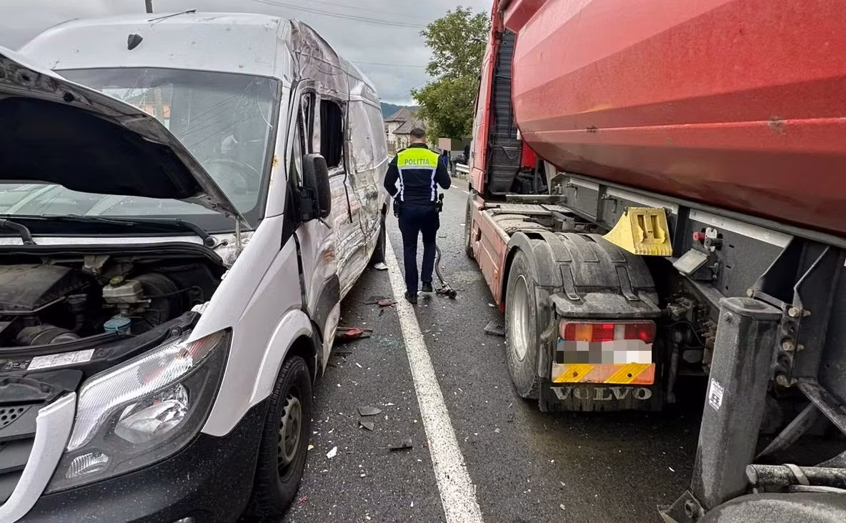 Un microbuz plin cu pasageri s-a izbit de un autocamion în Sălaj. Mai multe persoane au nevoie de îngrijiri medicale