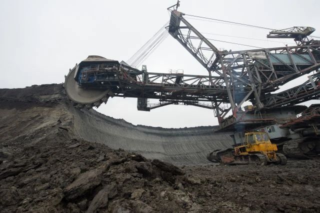 Angajat al Complexului Energetic Oltenia, mort la locul de muncă. O balustradă de excavator ar fi căzut peste el