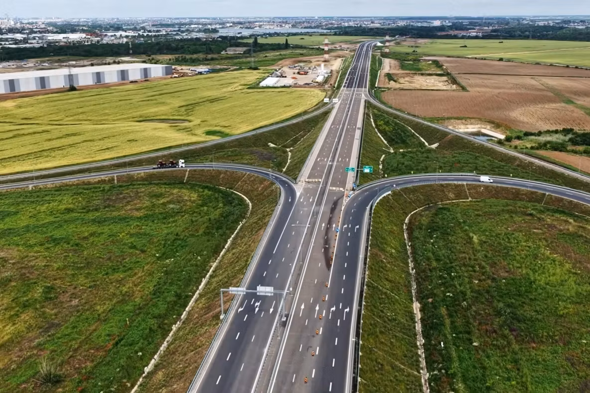 Infrastructură „românească”: Bucata de autostradă care se termină în câmp!
