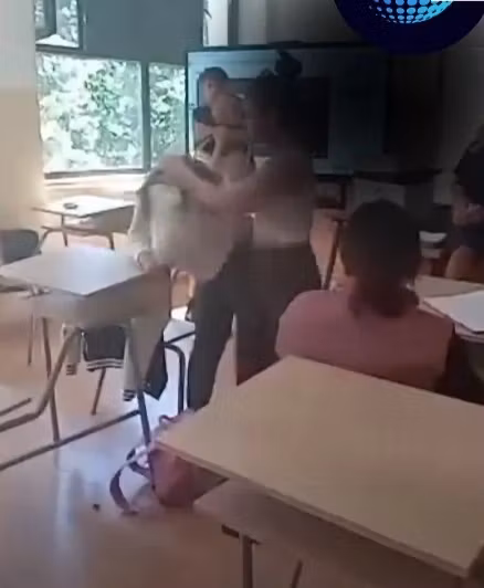 Bătaie ca în codru la un liceu din Giurgiu. O adolescentă a fost lovită în sala de clasă, sub privirile colegilor
