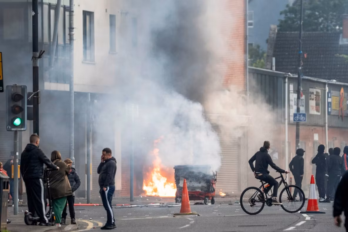 Coșmar în Belfast. Proteste violente împotriva migranților. Case incendiate, magazine devastate. O familie de români, ajutată de poliție să scape de furia protestatarilor