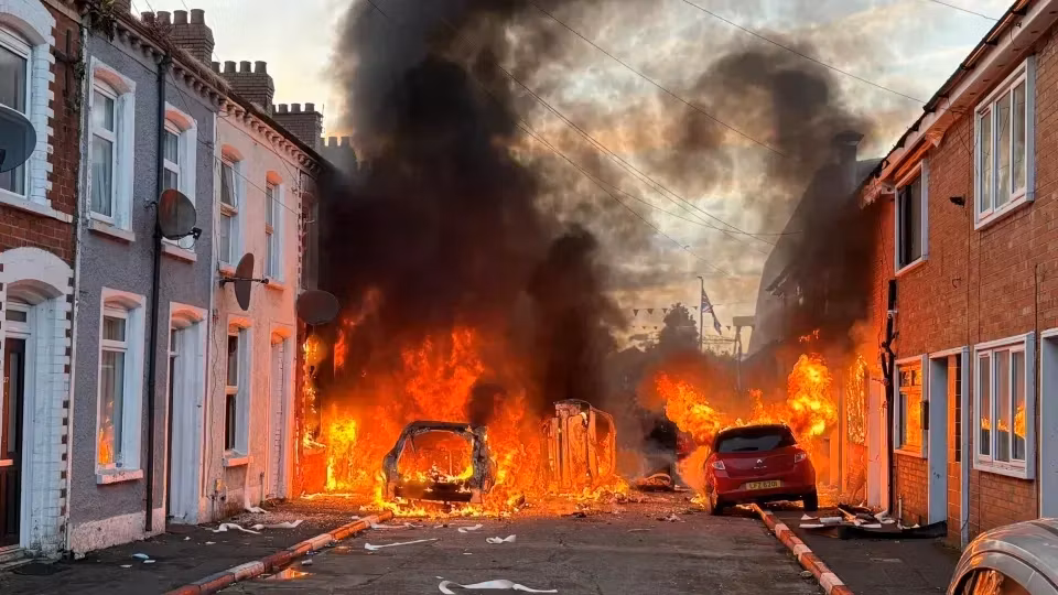 Coșmar în Belfast. Proteste violente împotriva migranților. Case incendiate, magazine devastate. O familie de români, salvată de poliție