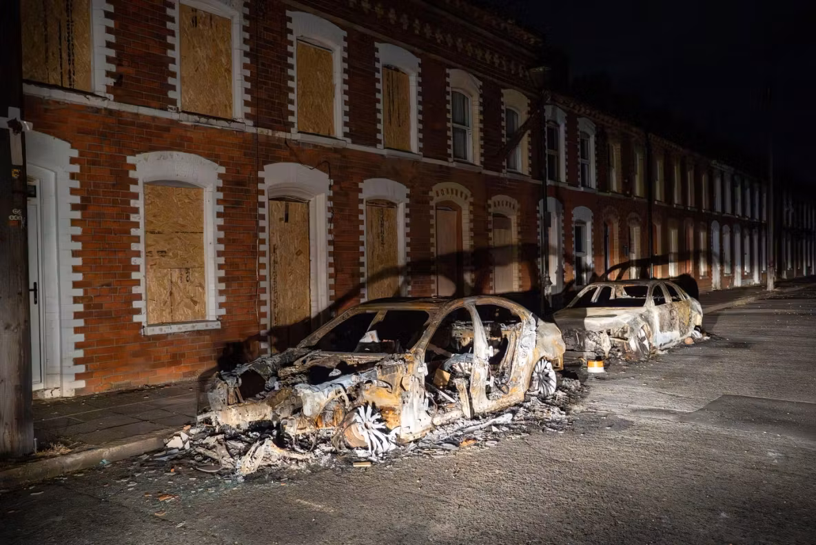 A doua noapte de haos în Belfast. Locuințele a trei familii de români au fost atacate de protestatari