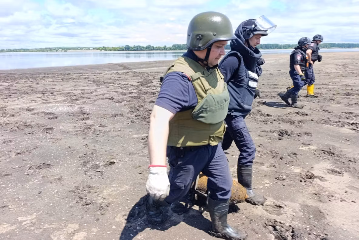 Bombă de aviație găsită pe malul Prutului, în județul Botoșani - FOTO/VIDEO