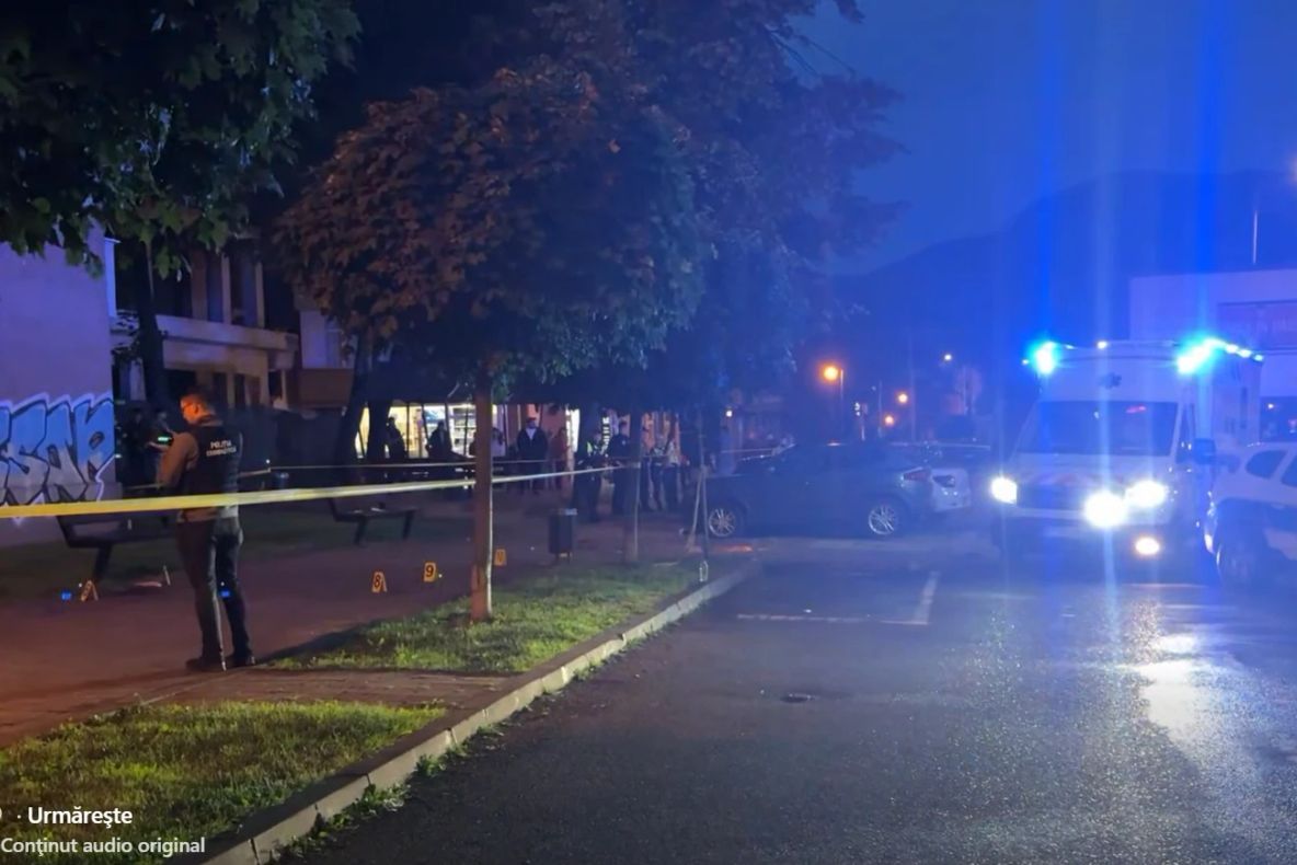Crimă infiorătoare în centrul orașului Piatra Neamț. Un polițist și-a dat ultima suflare în mijlocul străzii, după ce a fost înjunghiat. Agresorul ar fi propriul său fiu - VIDEO