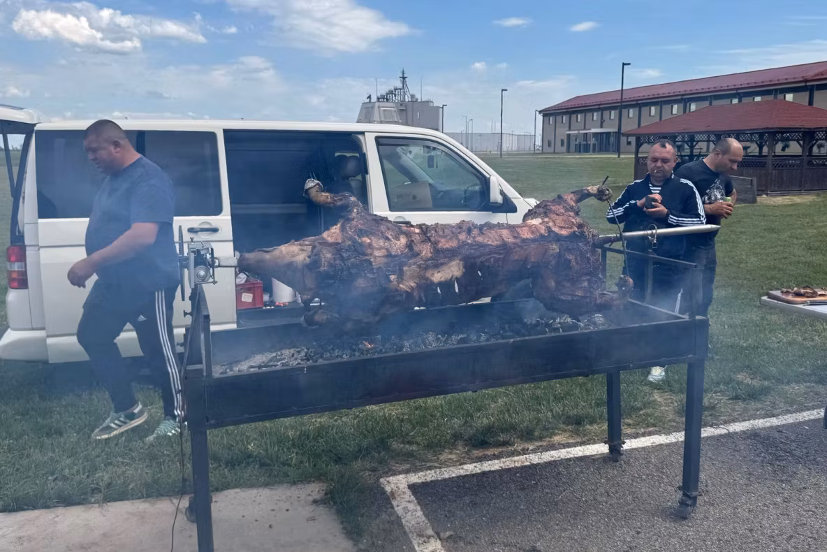 Porc la proțap și fum de grătar lângă radarele de miliarde de dolari de la Deveselu. Cu ce ocazie au încins americanii o petrecere pe cinste