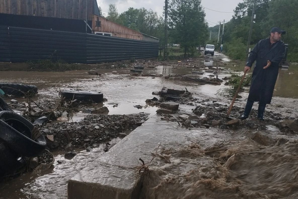 Trei coduri portocalii și un val de furtuni au lovit Valea Doftanei. Străzi transformate în torente, RO-Alert emis în mai multe localități din Prahova