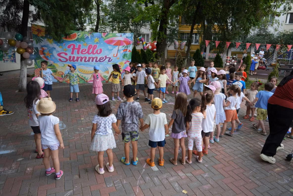 Mii de elevi înscriși la programele de învățământ de vară ale Sectorului 3