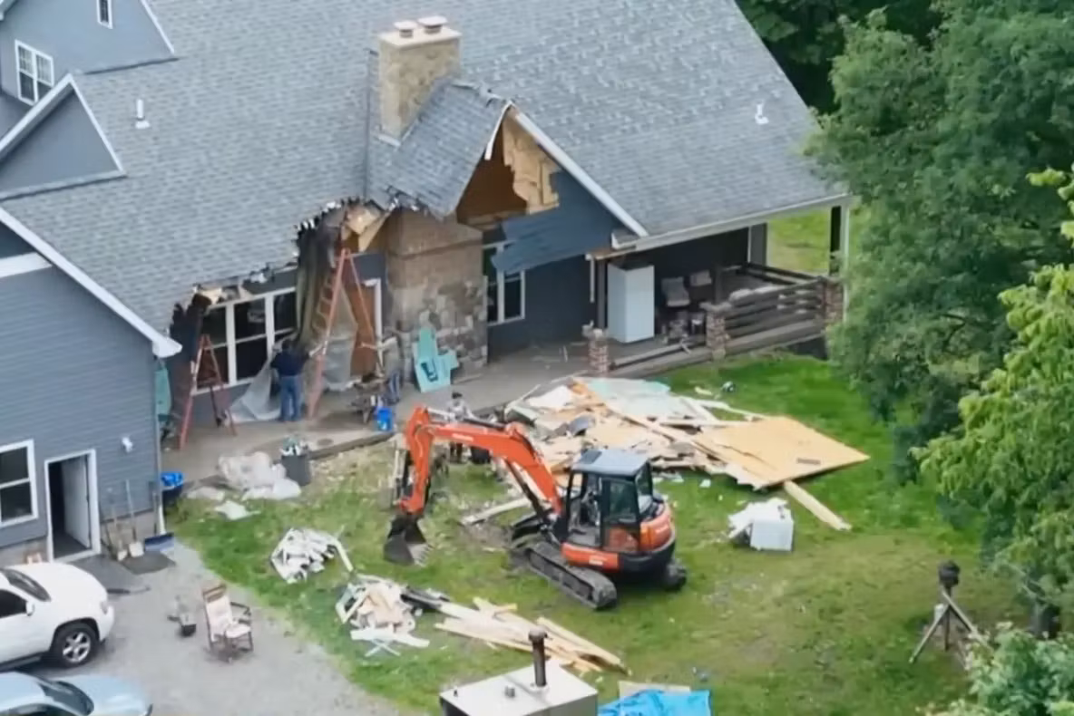 Un bărbat și-a demolat casa cu excavatorul după ce soția a cerut divorțul. Familia se afla în interior în timpul scenei șocante