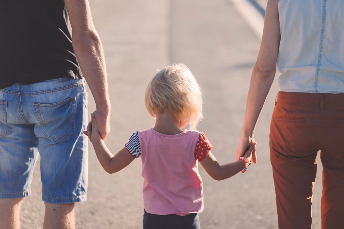 Fetiță din România, uitată într-o benzinărie din Ungaria. Familia se întorcea din Spania