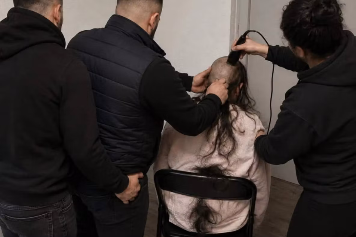 Româncă umilită în Franța după o presupusă relație extraconjugală. A fost tunsă cu forța și agresată de mai mulți membri ai familiei